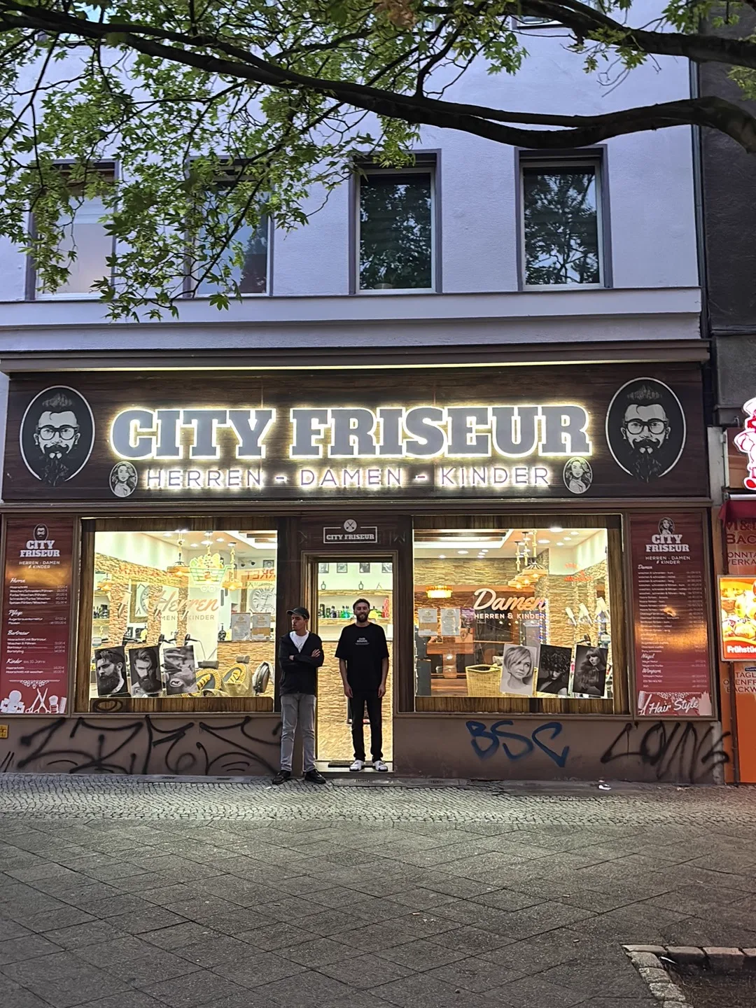 Die Fassade an der Turmstraße mit beleuchtetem Schriftzug