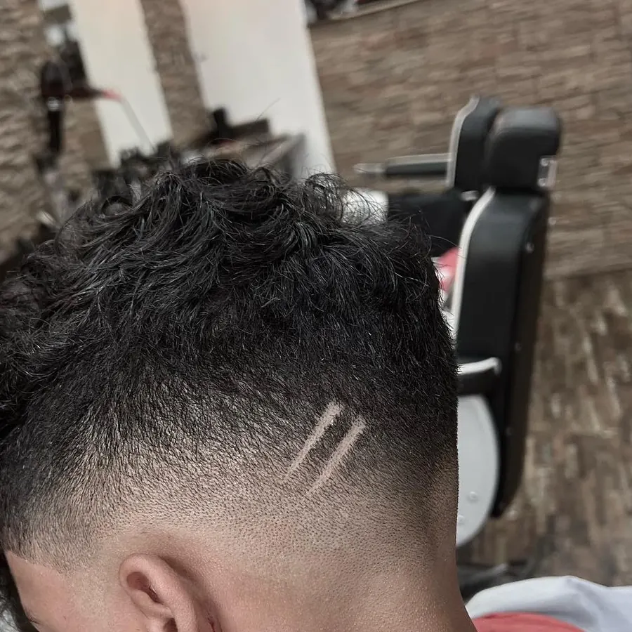 Locken mit Skin Fade und zwei Linien