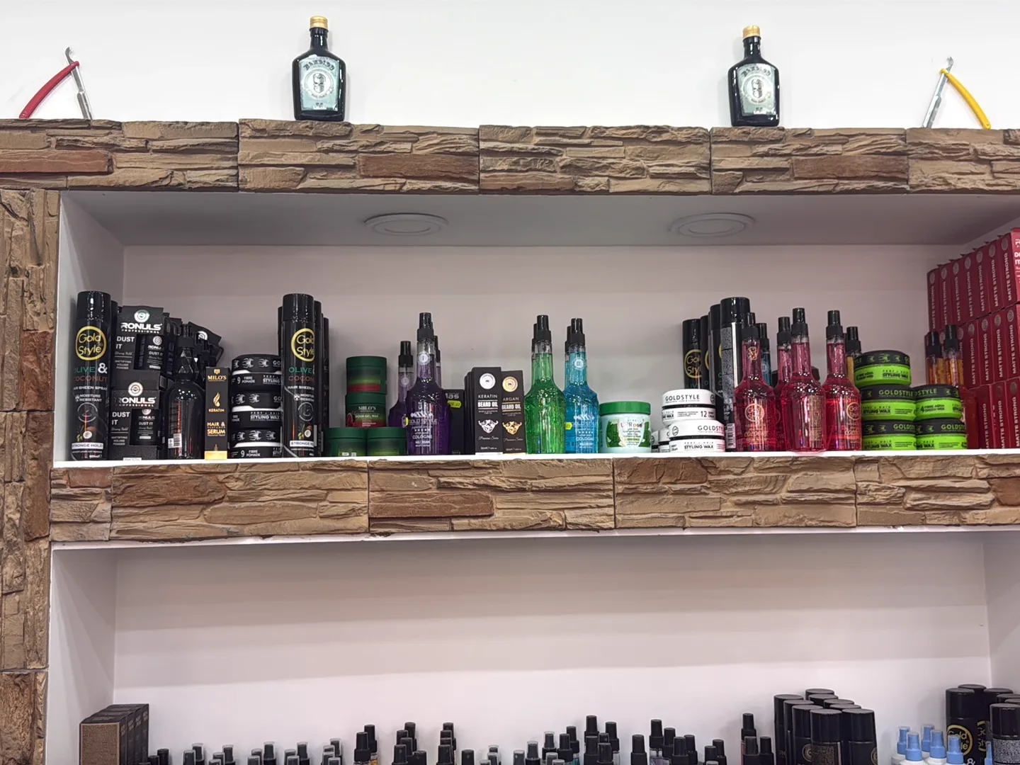 Styling-Produkte und zwei Rasiermesser im Regal